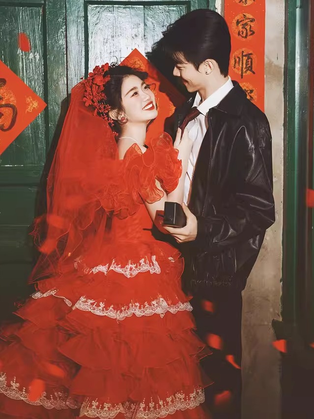Red Vintage Street Style Weddi - Street Fashion Photographers recensie en prijs